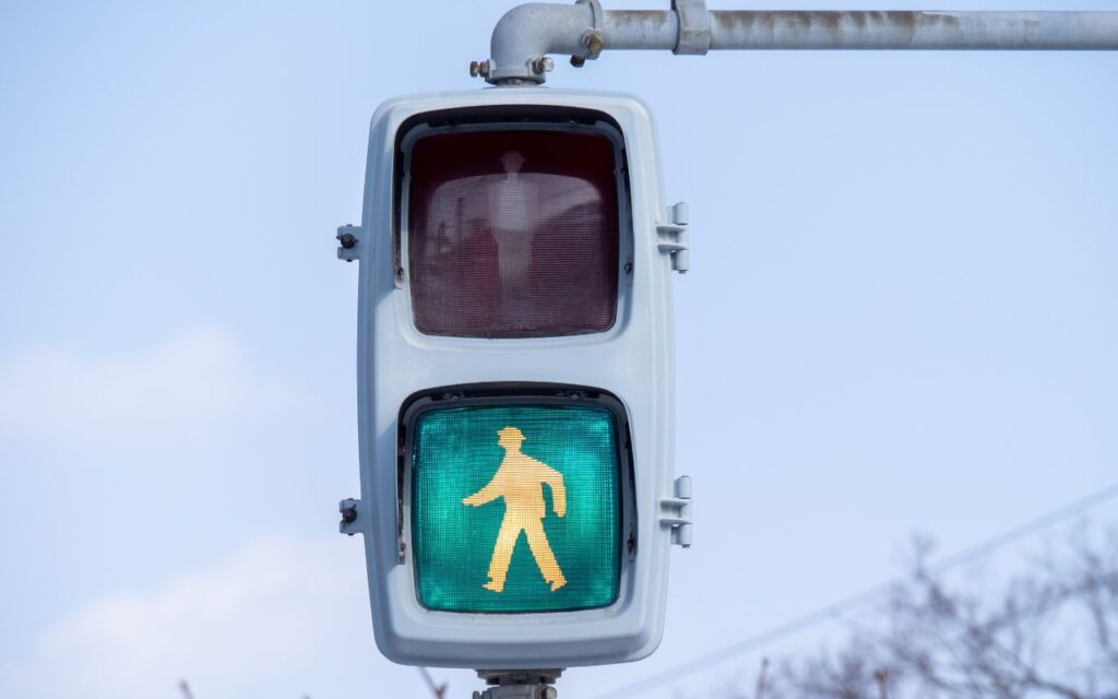 青信号はなぜ青？実は緑なのに青と呼ばれる理由 - THE BLUE Media