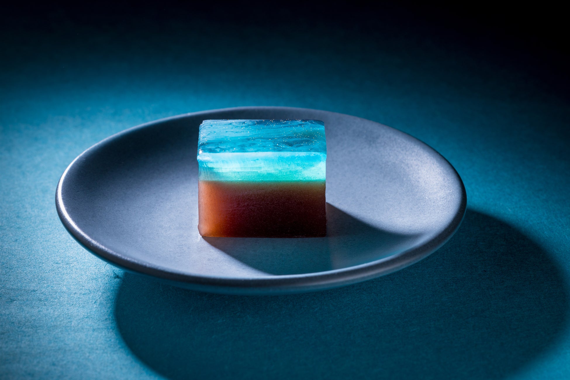 透明感のある甘さと、シリカを含む天然水のやさしさ。「満天」は、美しさを味わう和菓子です。