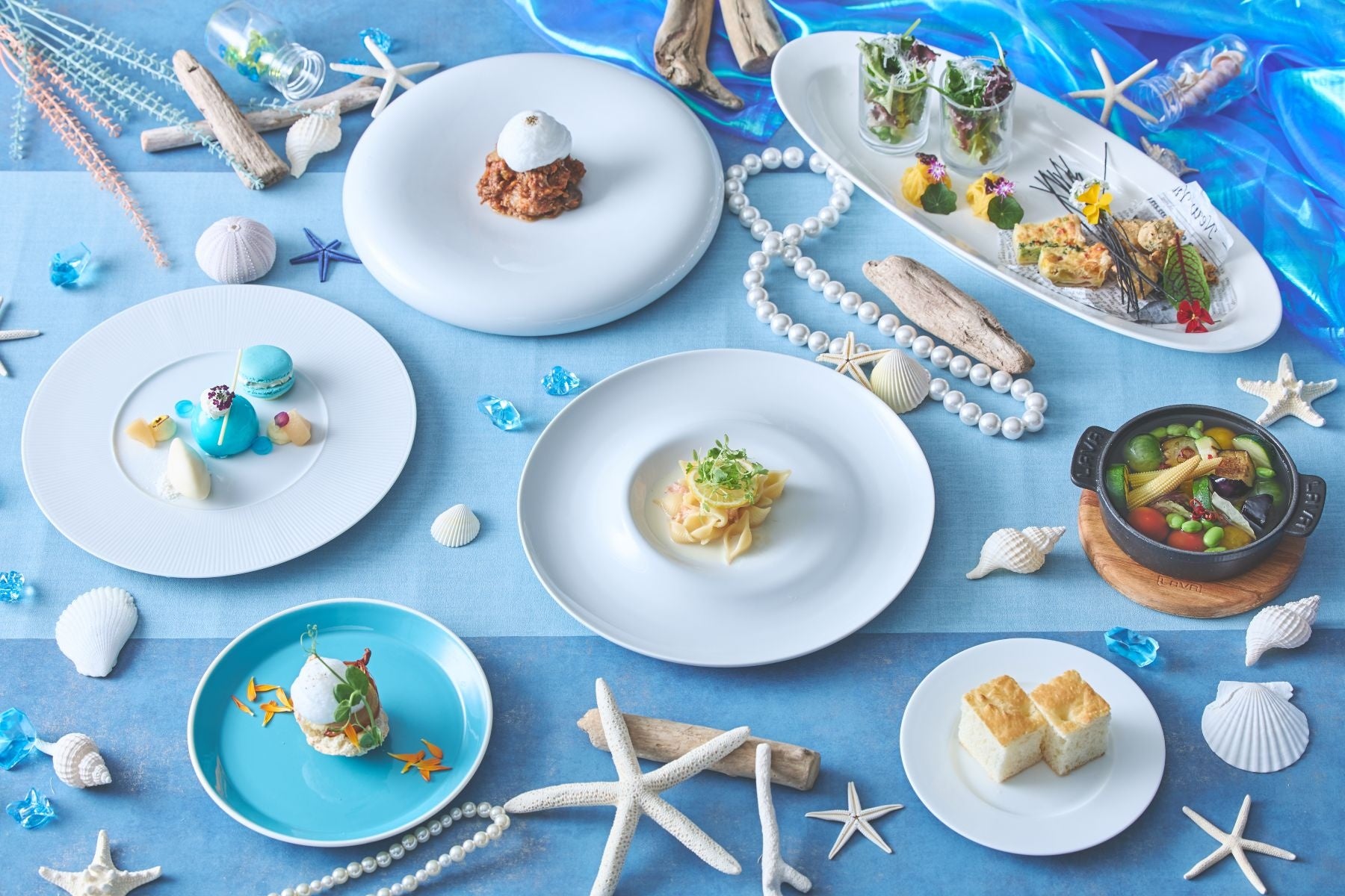 料理長監修の本格イタリアン。見た目も美しいブルーテーマの料理。