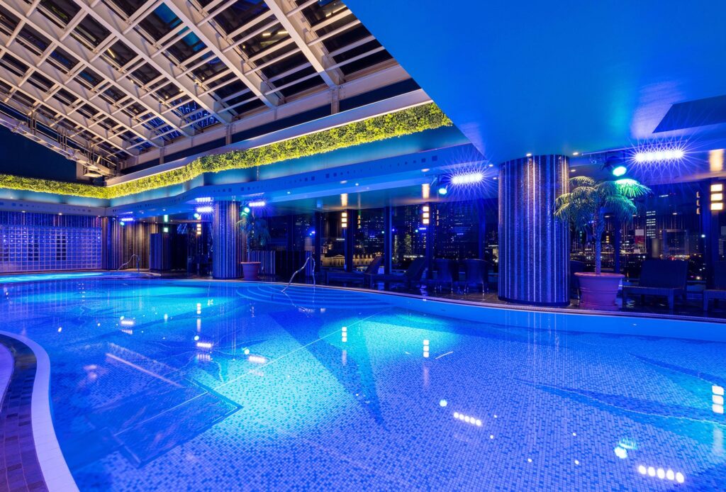全天候型のプール（大）Blue Oasis（夜）内観イメージ
