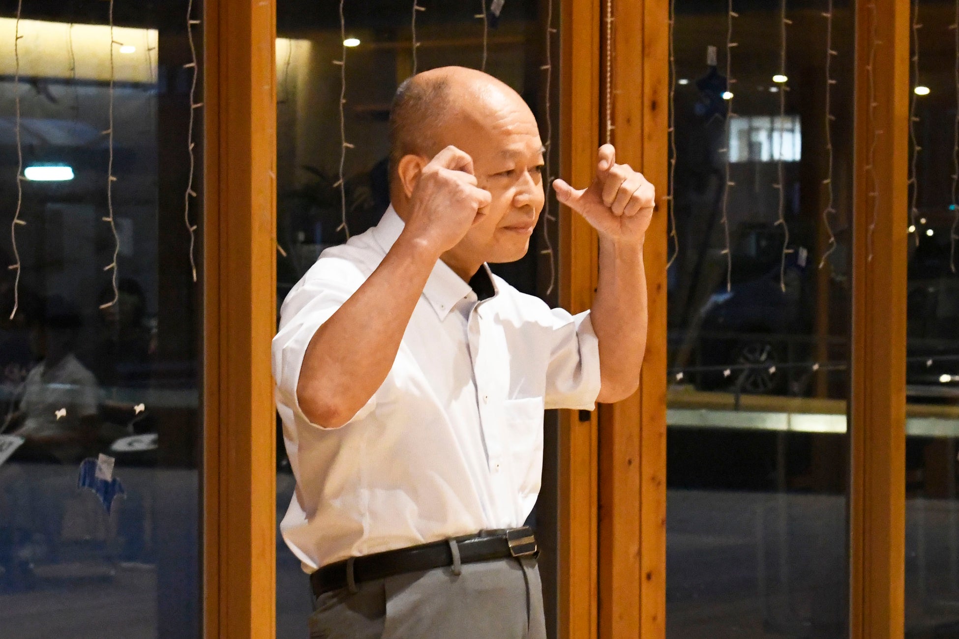 手話で挨拶をする大谷副市長