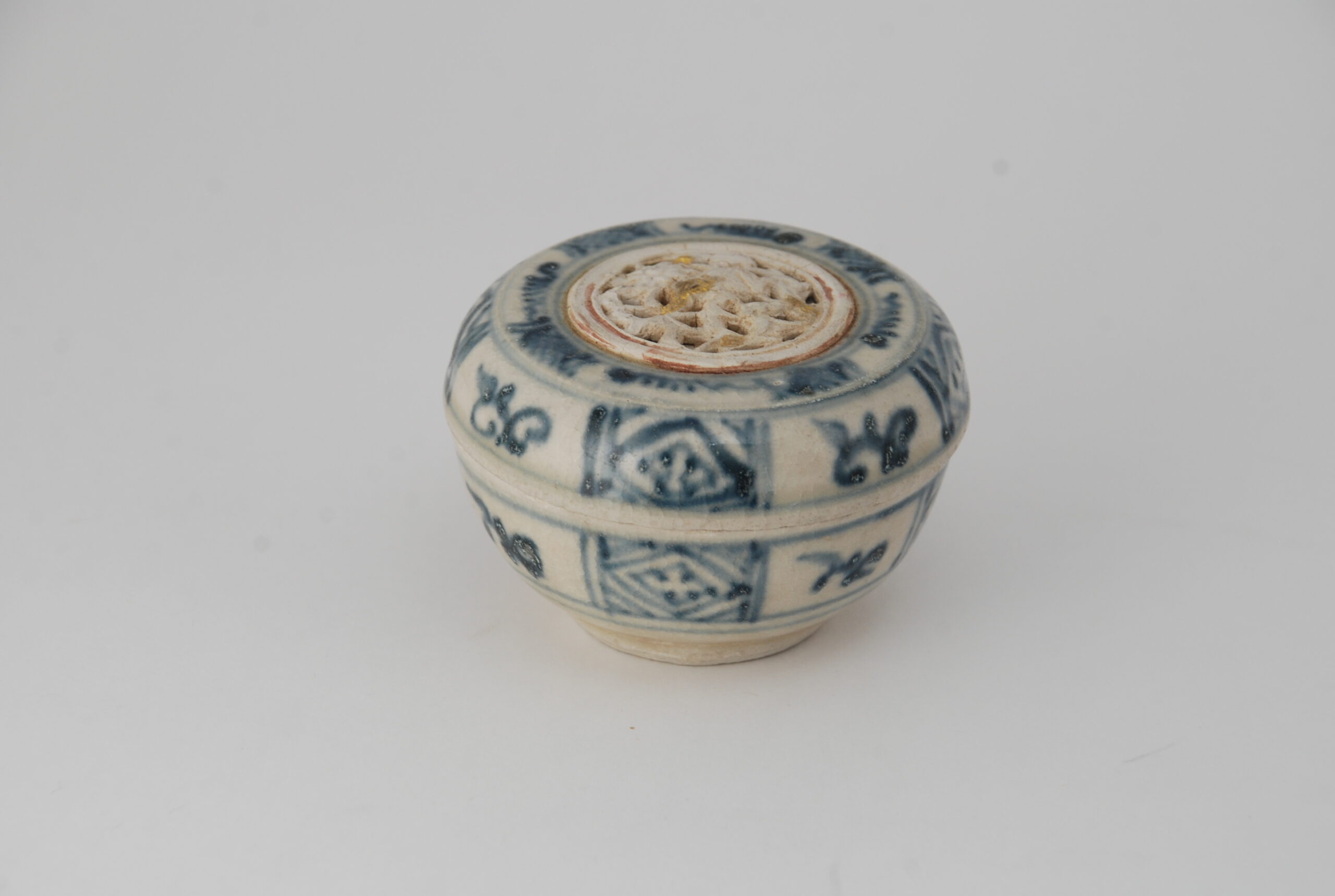青花金貼花透彫合子 15~16世紀 舛田コレクション